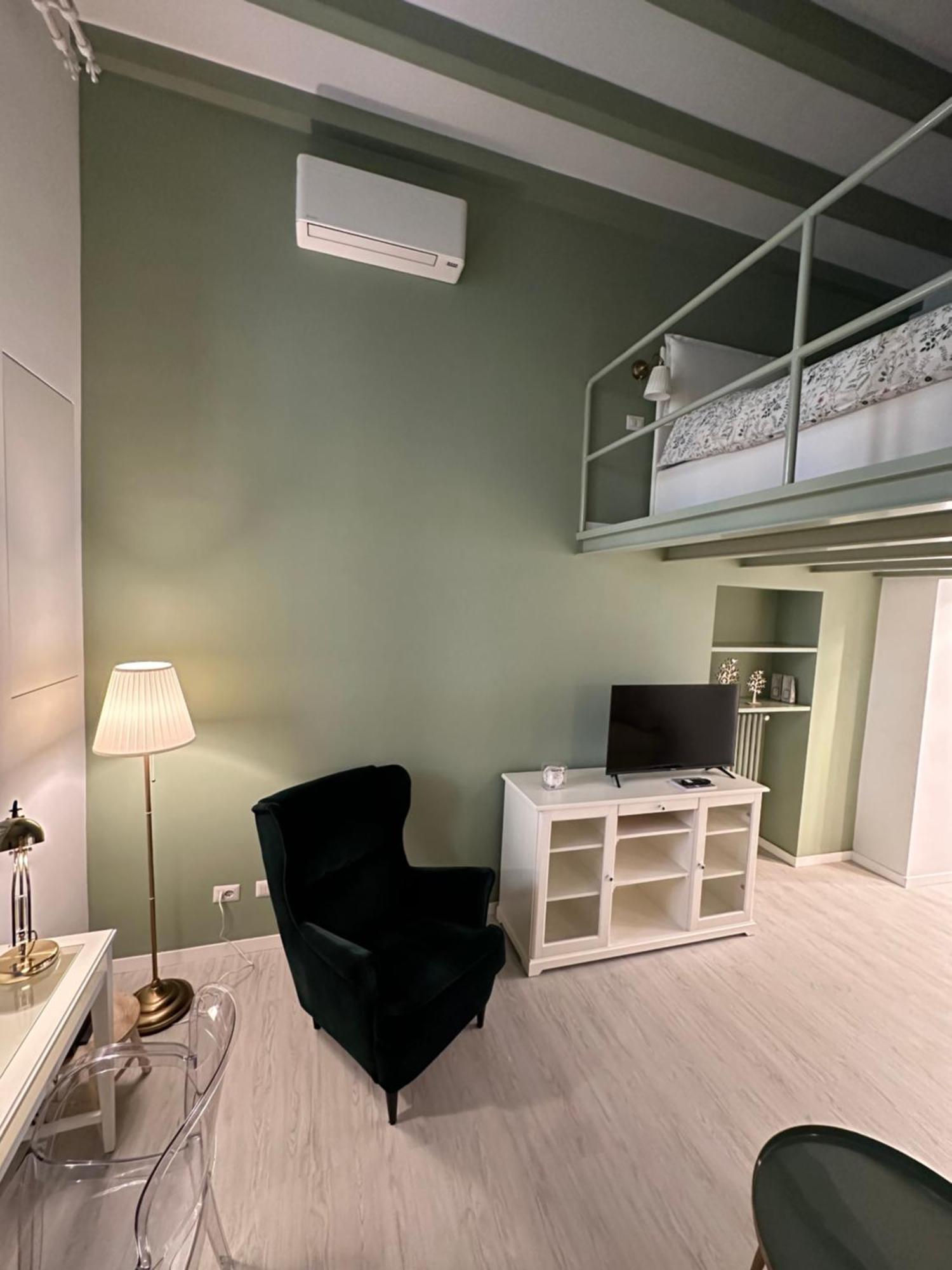 Flowers, A Cozy Suite In Milan Exterior photo