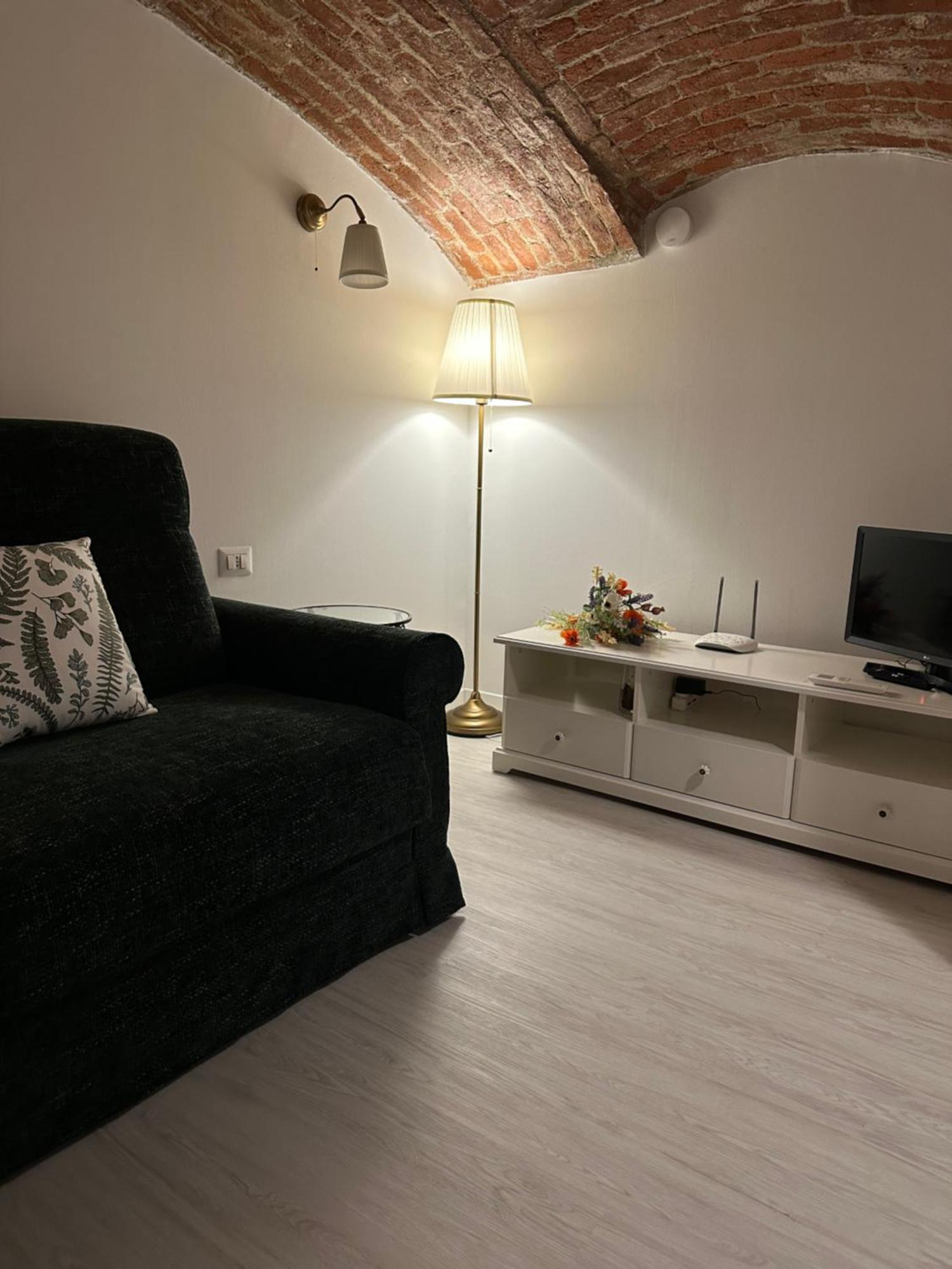 Flowers, A Cozy Suite In Milan Exterior photo