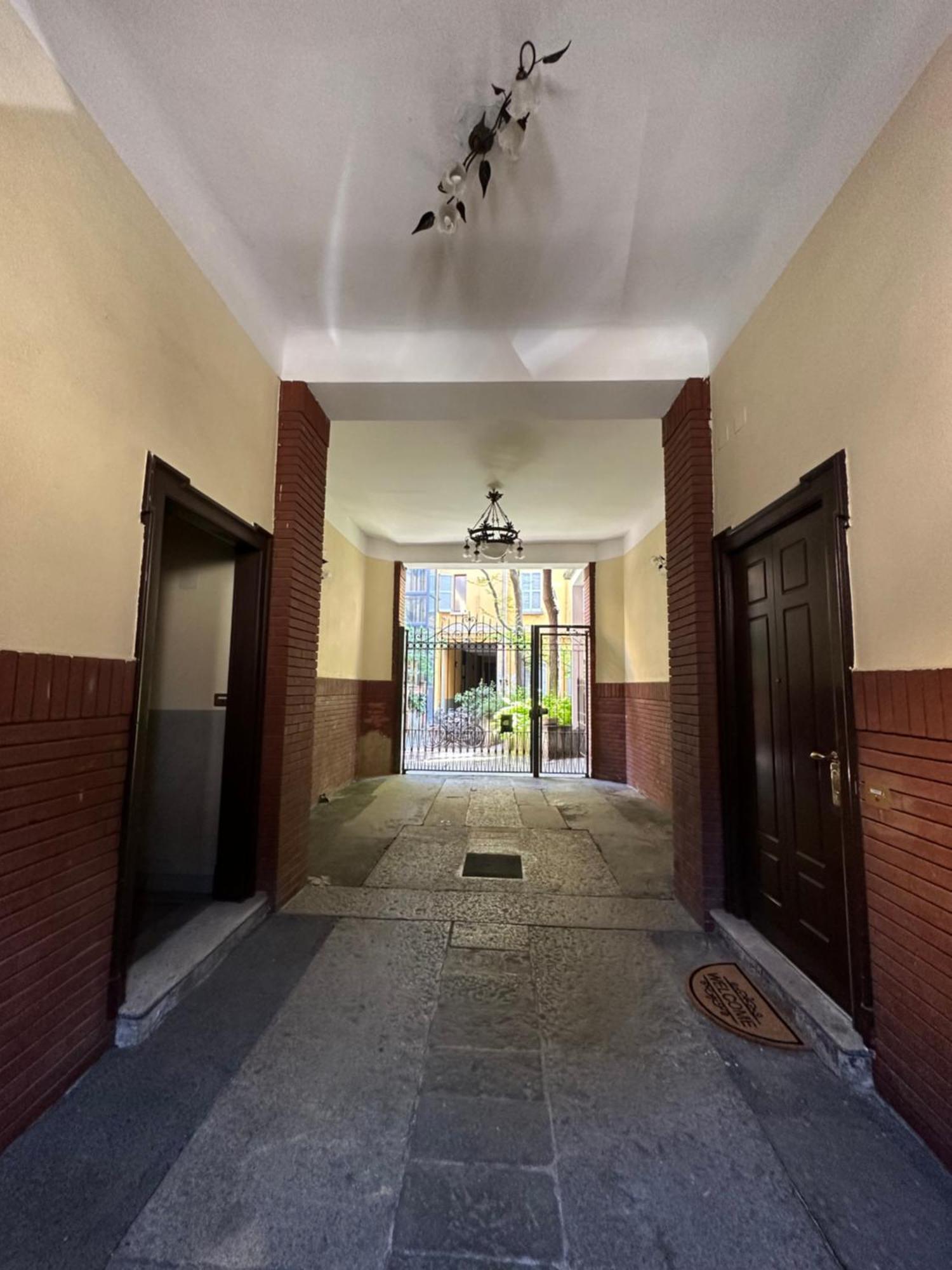 Flowers, A Cozy Suite In Milan Exterior photo