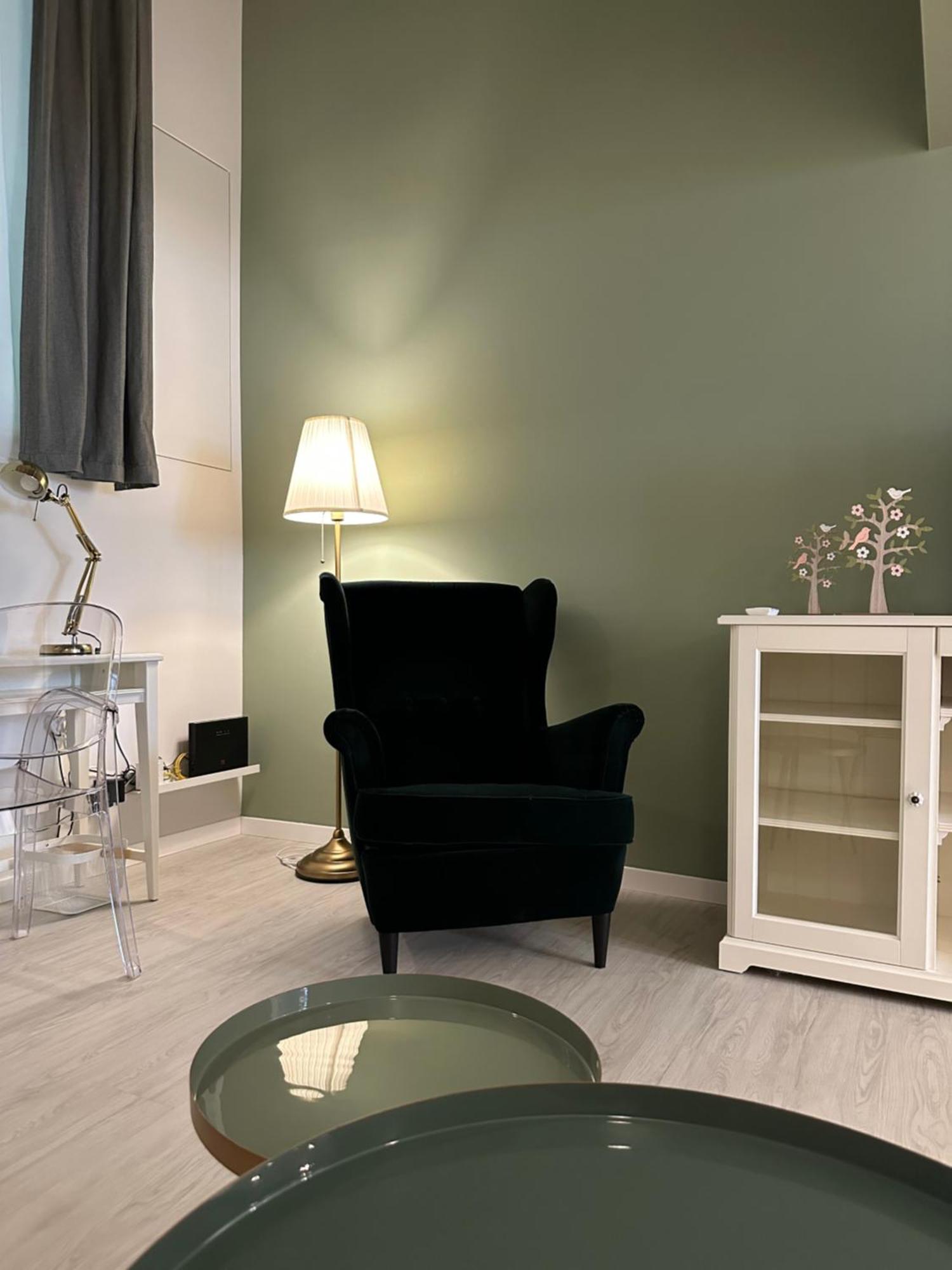 Flowers, A Cozy Suite In Milan Exterior photo