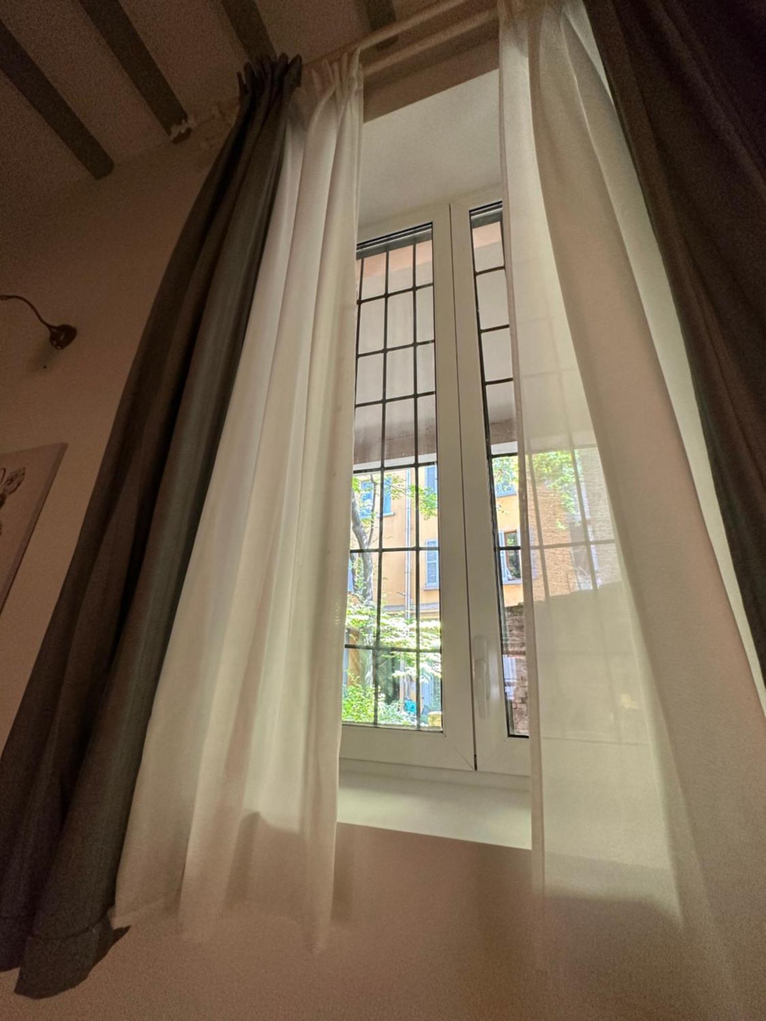 Flowers, A Cozy Suite In Milan Exterior photo